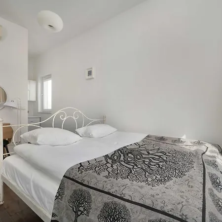 Bright Air-conditioned With Place For Remote Work By Renters Apartmán