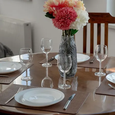 Bright Air-conditioned With Place For Remote Work By Renters